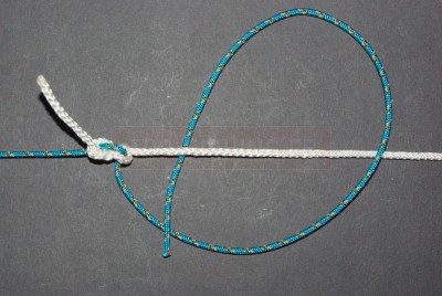 Avec le brin de tresse, effectuez une première clef autour du fluorocarbone.  * A ce stade, la tresse doit absolument être tendue. L\'astuce est d\'enrouler deux ou trois fois la tresse autour de votre pied ou encore autour de la poignée de votre moulinet. Ainsi tendue, les demi-clefs sont très faciles à réaliser, même sur un bateau qui bouge.