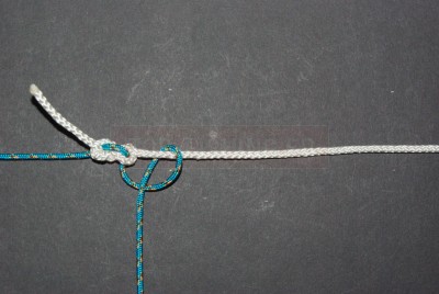 Tirez progressivement puis faites coulisser cette clef afin qu\'elle arrive en butée contre le nœud du fluorocarbone. 