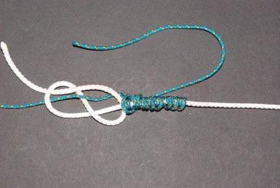  Le nombre de tours au retour doit être le même qu\'à l\'aller. Il doit vous rester suffisamment de tresse pour terminer le nœud (au besoin, défaites et reprenez plus de tresse)