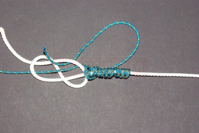 Passez à nouveau le brin libre de la tresse dans le huit.