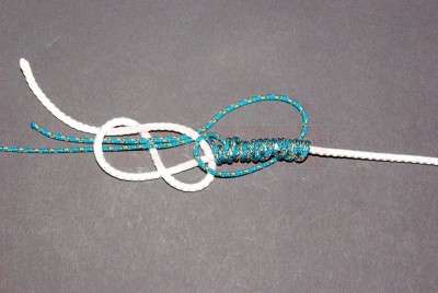 Faites attention à ce que la tresse passe dans le huit au mêmes endroits au retour comme à l\'aller.