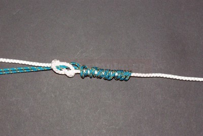 Serrez le huit, mais pas complètement (la tresse doit pouvoir encore coulisser) Tirez les deux brins de la tresse progressivement afin que les spires viennent en butée contre le nœud. Mouillez bien avec votre salive afin de faciliter la glisse et d\'éviter tout échauffement.