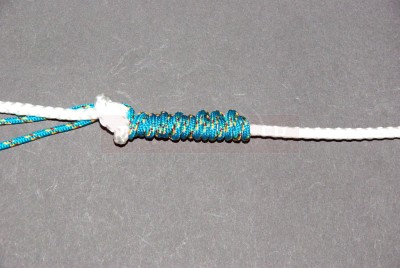 Quand les spires sont en butée, serrer fortement le huit. Puis tirez fortement sur les deux brins de tresse afin que les spires se placent. Si ce n\'est pas le cas, recommencez depuis le début.