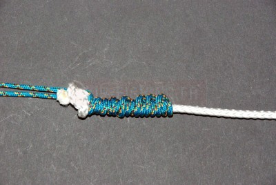 Coupez l\'excédent de fluorocarbone au ras du nœud