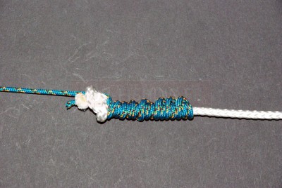 Coupez le brin libre de tresse. Votre nœud est terminé.