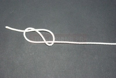 Puis refaites passer le bout dans la boucle. Vous obtenez une forme en huit.