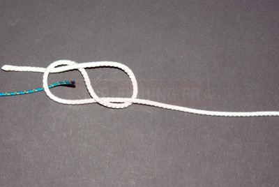 Prenez votre tresse et faites la passer par le dessous dans la première boucle du huit