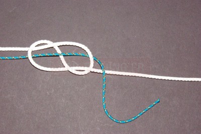 Prévoyez une bonne longueur de tresse. Celle-ci dépend du diamètre du bas de ligne et de celui de la tresse (de 20  à 40 cm) Avec la tresse, commencez à effectuer des tours autour du bas de ligne.