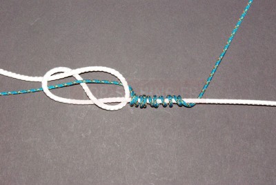 Selon la taille de la tresse, le nombre de tours peut varier. En moyenne, effectuez une quinzaine de tours à l\'aller.