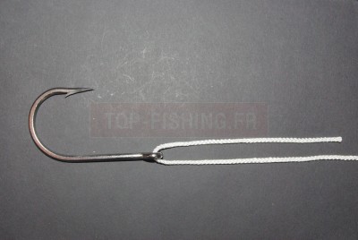 Passez le fil dans l\'œillet et placez le brin libre en parallèle au dessus de la ligne mère