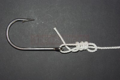 Continuez en entourant les deux brins tout en revenant vers l\'hameçon. Veillez à conserver la petite boucle du début.   * Trois tours suffisent mais vous pouvez en faire plus. Attention: le nœud deviendra alors dur à serrer.