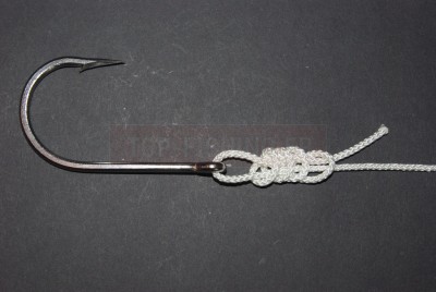 Passez maintenant le brin libre dans les boucles ainsi réalisée. C\'est la partie la plus délicate de l\'opération. * Nous vous conseillons de maintenir les spires entre deux doigts afin d\'éviter qu\'elles ne se défassent.