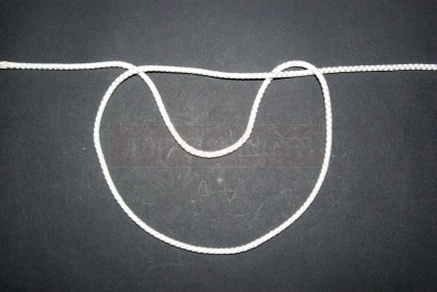 Prenez le fil et faites le passer en dessous afin de former une boucle dans la boucle. Selon l\'épaisseur du fil et la longueur de la boucle que vous souhaitez obtenir, prévoyez une boucle plus ou moins grande.