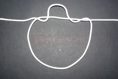 Puis faites la passer sur le dessus. Une petite boucle complète se forme alors.