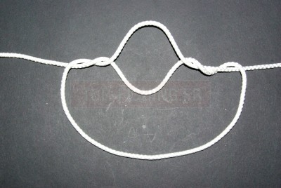 En recommençant l\'opération, vous enroulez cette petite boucle une seconde fois.