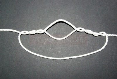 Puis une troisième fois. Vous pouvez faire plus de tours si vous le souhaitez. Important: Veillez à bien maintenir en place afin que la boucle reste bien ouverte.