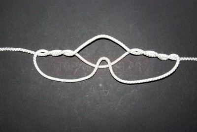 Prenez le fil se trouvant un dessous (où normalement se situe l\'hameçon ou le leurre)