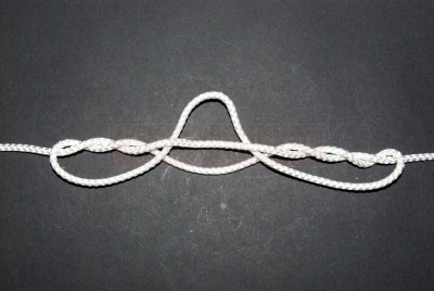 Et faites passer une boucle (avec l\'hamecon ou le leurre) Réglez bien la taille de celle-ci car en serrant, elle sera la boucle définitive.