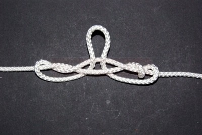 Serrez progressivement en maintenant la boucle. Au besoin servez vous de votre bouche. Pensez à humidifiez pour éviter tout échauffement.