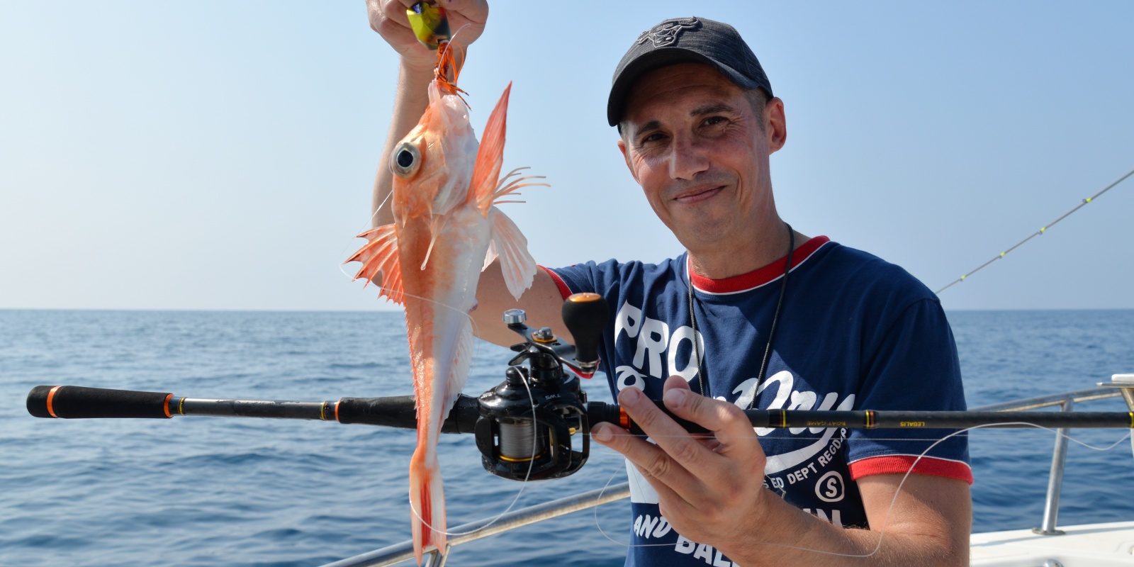 Un grondin rouge pris au madaï jig. Afin de le distinguer du grondin perlon, sachez que le grondin rouge a un front plus abrupt et que ses pectorales sont petites et de couleur unie.