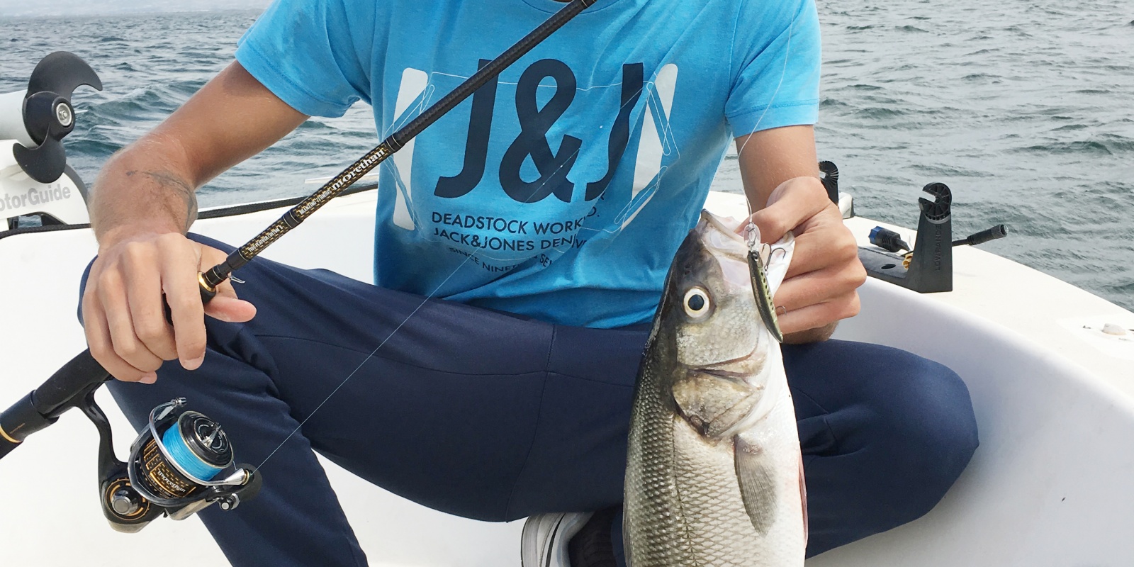 Bar pris avec un petit jerkbait Ryuki Duo en prospectant des fonds de 2 m