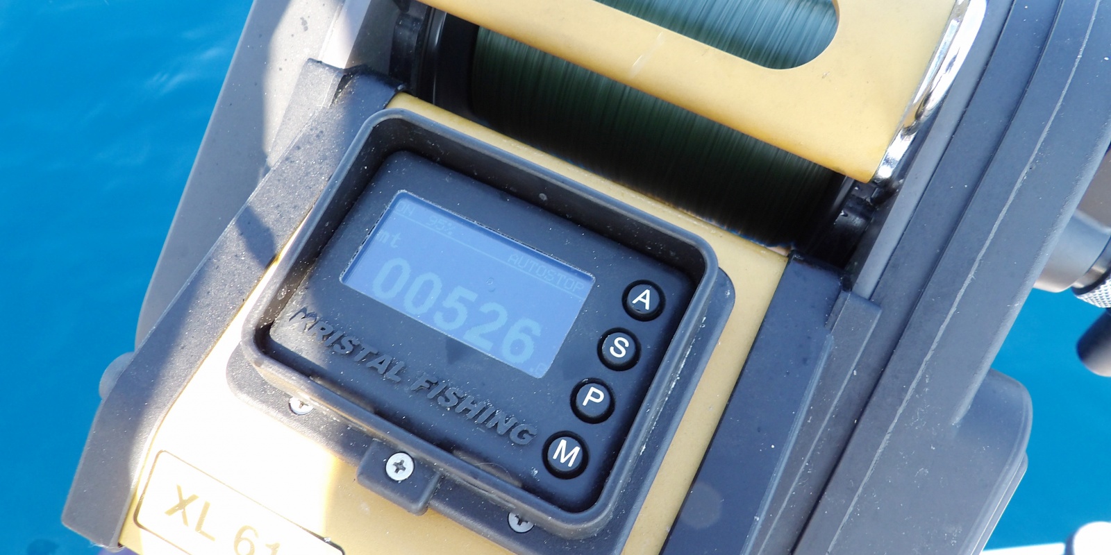 Le compteur numérique du XL 611 Kristal Fishing s’arrête à 526 m alors que le sondeur indique plus de 700 m de fond : un calamar a attaqué la turlutte ! 