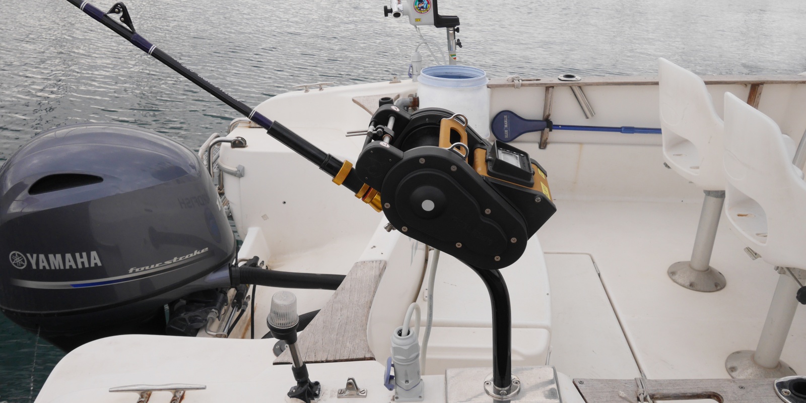 peche-au-downrigger-avec-fabien-harbers-21.jpg Le bateau du moniteur guide de pêche Fabien Harbers est équipé d’un treuil électrique XL 92 dont il utilise la fonction downrigger ainsi que d’un moulinet XL 611 digital pour les pêches en grandes profondeurs.