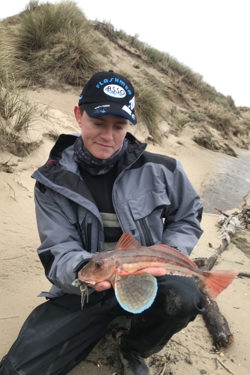 Louis Cache du team Flashmer avec un magnifique grondin perlon pêché au tenya Explorer Shallow Explorer Tackle !