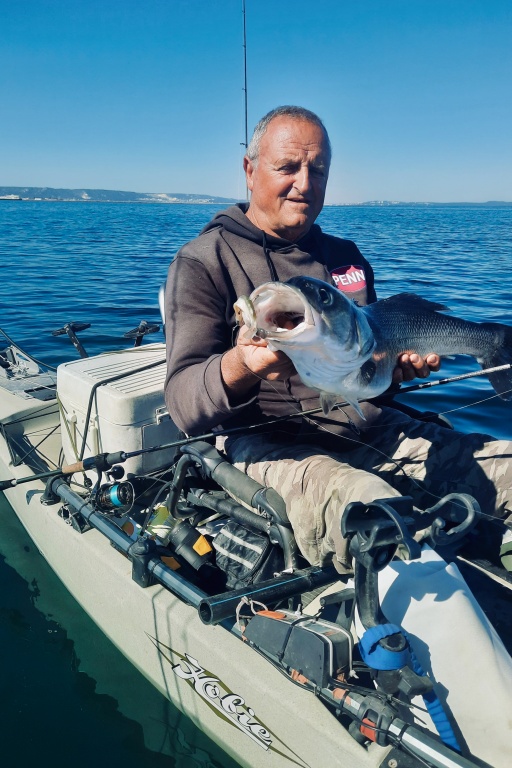 Daniel B, membre de la Team, traque le loup au Black Minnow en Kayak