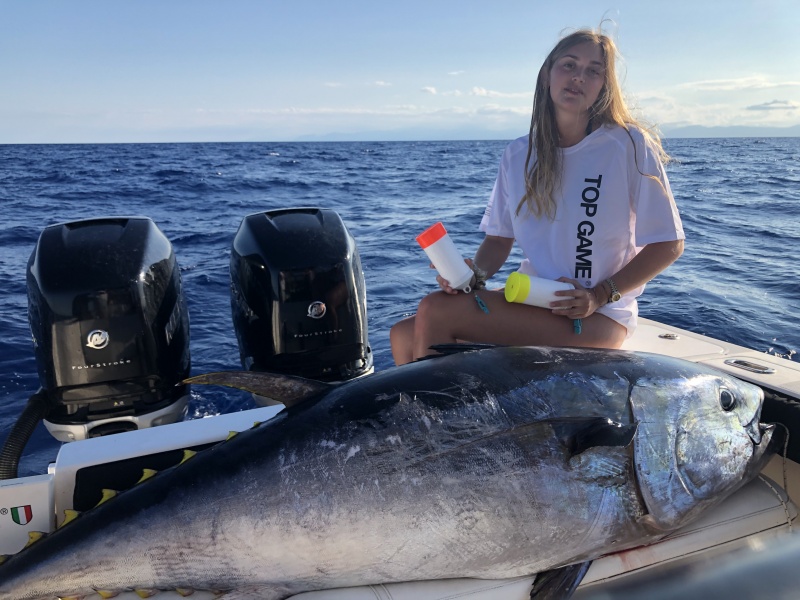 Cette charmante membre du team Top Game nous montre ici l’efficacité des Flotteurs release Tuna Plug Top Game pour la pêche au broumé du thon rouge !