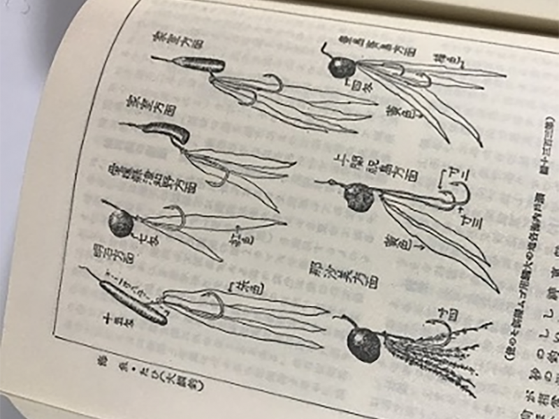 On peut voir dans cette illustration les premiers Inchikus en forme de quille de bateau et au profil allongée à côté des premiers Taï Rubbers (forme ronde). Les jupes étaient à l’époque faites avec des peaux ou des algues séchées.