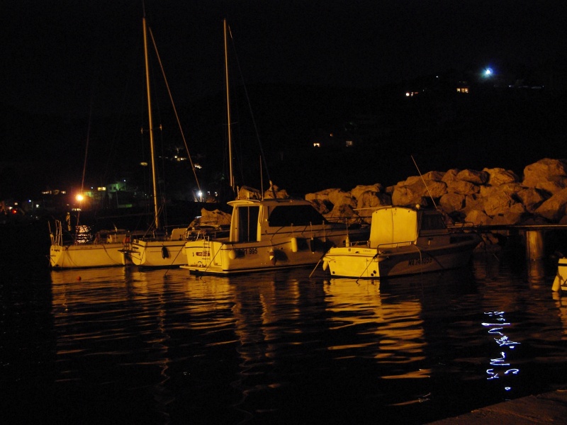 Les entrées de ports, les quais bétonnés et les digues rocheuses sont d’excellents spots pour pêcher le calamar au bouchon lumineux