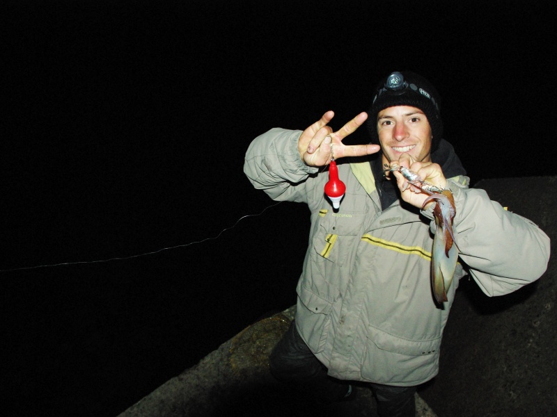 Encore un calamar pris à la sardine sous un bouchon lumineux ! 