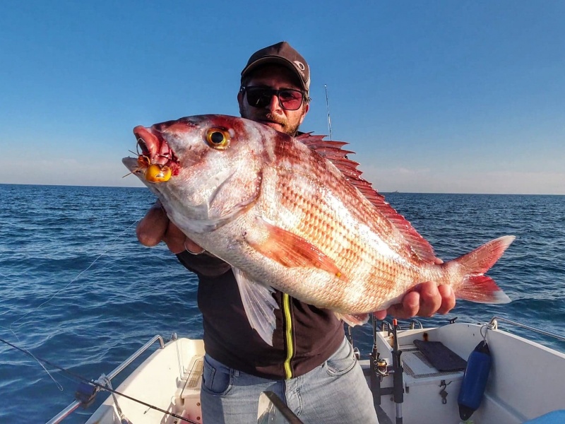 Jérémy avec un superbe pagre pêché à l’Oval Tenya Tungsten Ecogear 52 g dans 120 m de fonds