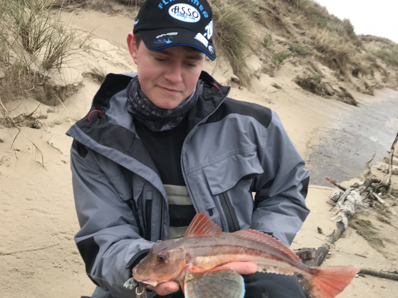 Louis Cache du team Flashmer avec un magnifique grondin perlon pêché au tenya Explorer Shallow Explorer Tackle !