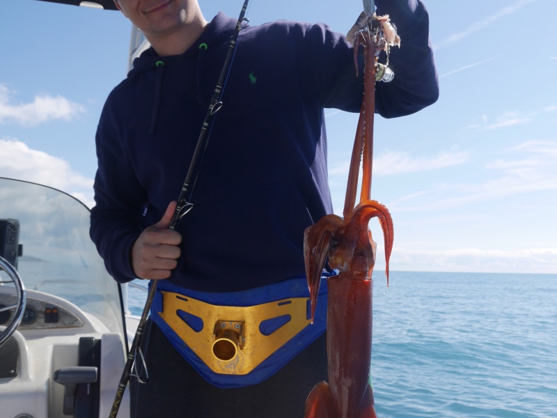 Un des stagiaires du guide Fabien Harbers avec un magnifique calamar rouge pris à la turlutte appâts