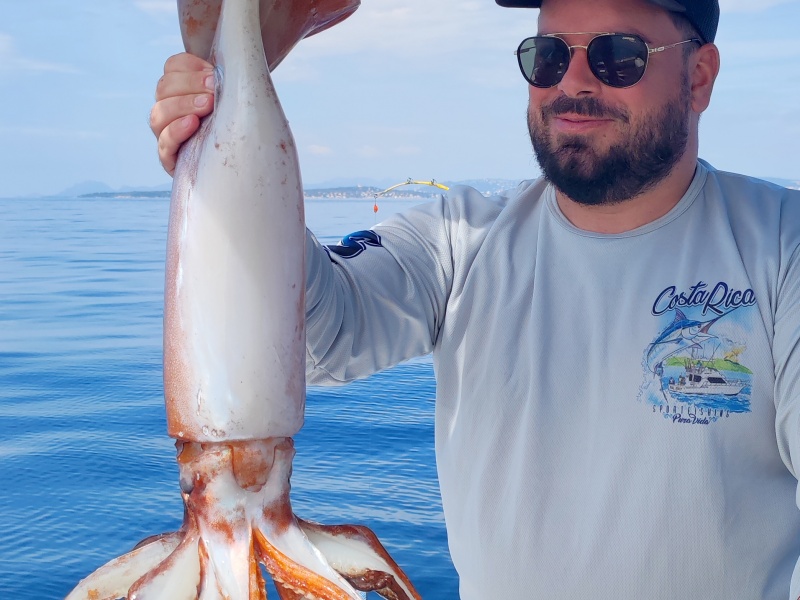 9-stagiaires-fabien-harbers-enorme-calamar-rouge.jpg Un des stagiaires du guide de pêche Fabien Harbers avec un énorme calamar rouge pris à la turlutte-appâts !