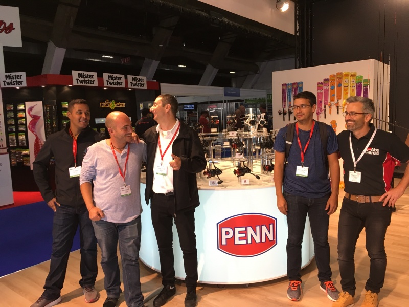 L'équipe Top Fishing devant les moulinets Penn