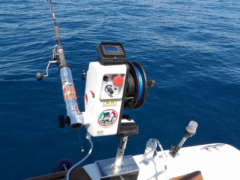 Fabien utilise le treuil XL 92 Kristal Fishing avec une bobine étroite spéciale downrigger et un porte canne latéral