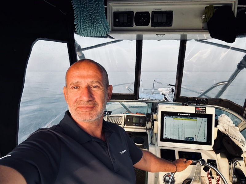 philippe-marechal-avec-son-sondeur-furuno-et-son-moteur-electrique-minn-kota.jpeg Philippe Maréchal avec son sondeur Furuno et son moteur électrique Minn Kota