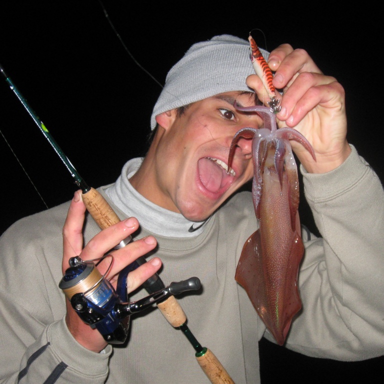 Calamar pêché à la turlutte en même temps qu’une pêche au flotteur lumineux