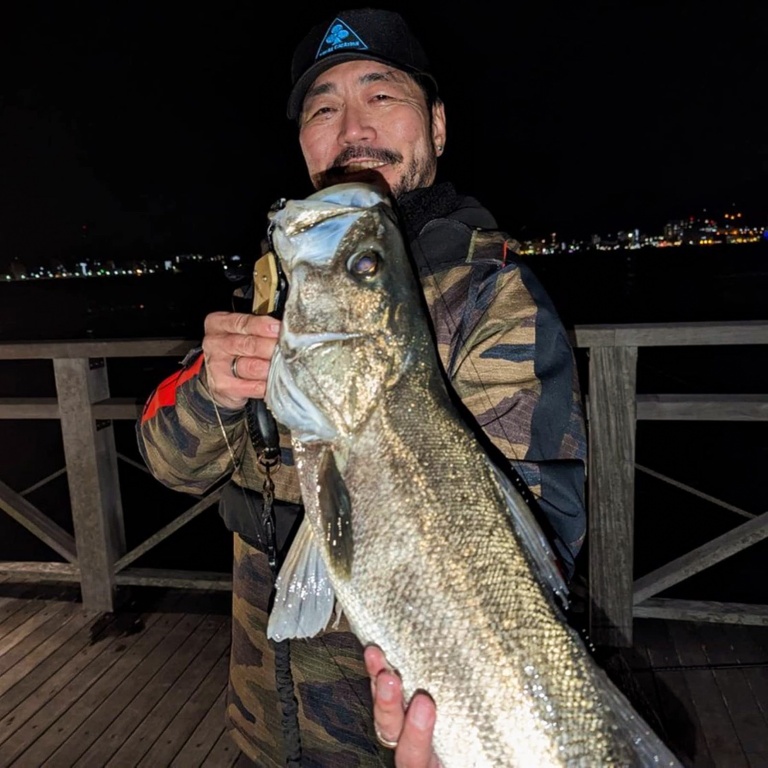 Le célèbre créateur de leurres Iroshi Takahashi avec un magnifique bar japonais (suzuki) pris avezc un de ses leurres Trefle Creation !