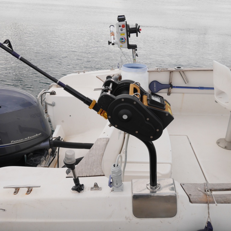 peche-au-downrigger-avec-fabien-harbers-21.jpg Le bateau du moniteur guide de pêche Fabien Harbers est équipé d’un treuil électrique XL 92 dont il utilise la fonction downrigger ainsi que d’un moulinet XL 611 digital pour les pêches en grandes profondeurs.