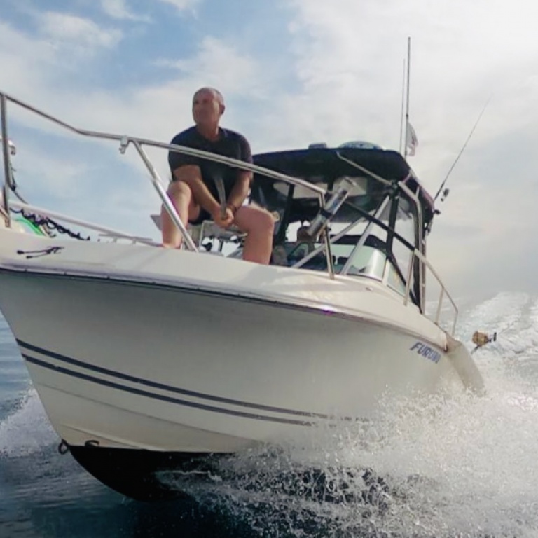 Philippe Maréchal sur son bateau avec un moteur électrique Minn Kota Ulterra