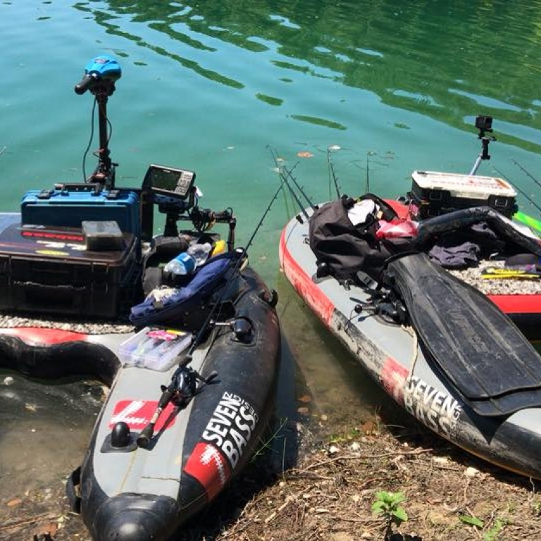 Seven Bass: Cette marque possède une gamme de Float tube extraordinaire et incomparable. En effet, pas moins de 3 familles, pour 13 modèles et 4 couleurs disponibles représentent pas moins de 30 références différentes.