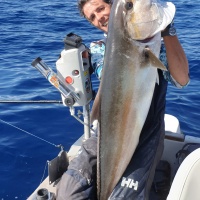 16-moniteur-guide-peche-fabien-harbers.jpg Le moniteur guide de pêche Fabien Harbers avec une sériole record prise au downrigger