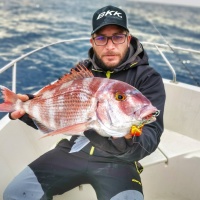 Jérémy avec un pagre pris au tenya Jigsten K-One 45g