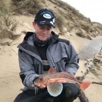 Louis Cache du team Flashmer avec un magnifique grondin perlon pêché au tenya Explorer Shallow Explorer Tackle !