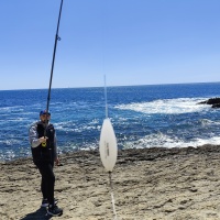 Nathan fait une démo de lancer à la bombette à notre journaliste