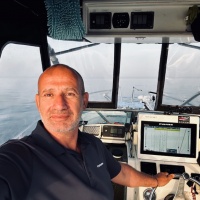 philippe-marechal-avec-son-sondeur-furuno-et-son-moteur-electrique-minn-kota.jpeg Philippe Maréchal avec son sondeur Furuno et son moteur électrique Minn Kota